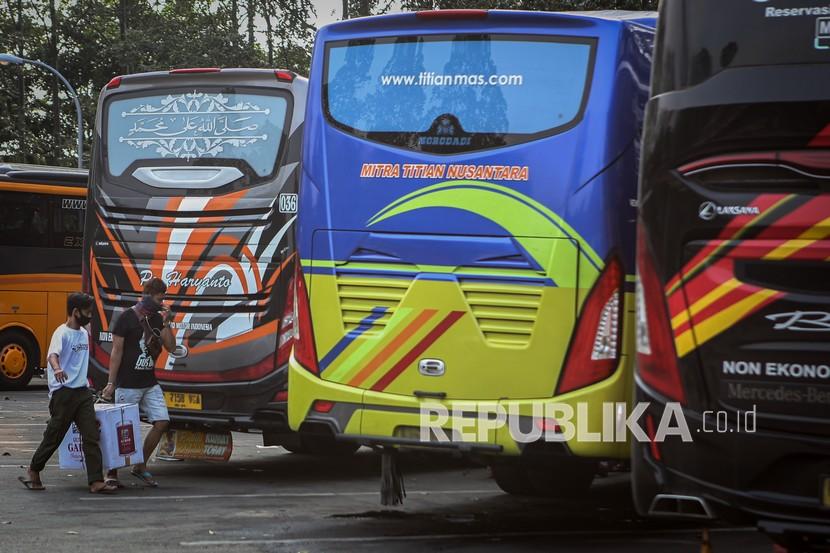 Calon penumpang berjalan di Terminal Poris Plawad, Kota Tangerang, Banten, Kamis (29/4/2021). Aktivitas di terminal tersebut mulai disibukkan dengan keberangkatan bus yang membawa penumpang yang memilih mudik lebih awal guna menghindari larangan mudik sejak 6 hingga 17 Mei 2021 mendatang.