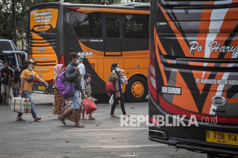 Penumpang yang menggunakan bus, menjalani tes Covid-19 GeNose di Terminal Poris Tangerang. Foto, calon penumpang berjalan di Terminal Poris Plawad, Kota Tangerang, Banten (ilustrasi).