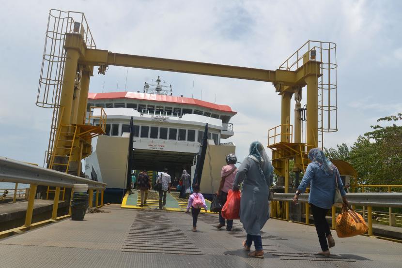 Calon penumpang berjalan menaiki Kapal Motor Penumpang (KMP). PT ASDP Indonesia Ferry Cabang Kupang menyiapkan armada tambahan untuk mengantisipasi lonjakan pemudik.