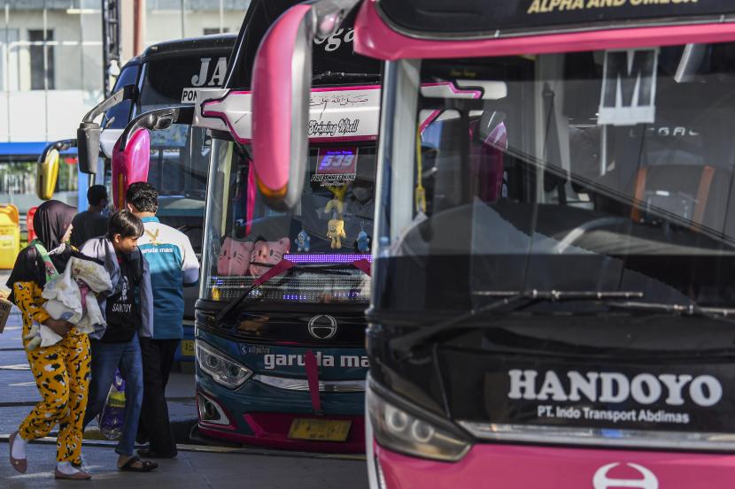 Calon penumpang berjalan menuju bus di Terminal Pulo Gebang, Jakarta Timur, Selasa (20/4/2021). Pemerintah akan melakukan penyesuaian kebijakan terkait larangan mudik Lebaran. Perubahan aturan ini dilakukan untuk mengantisipasi siasat masyarakat yang memilih pulang kampung sebelum periode terlarang, yakni 6-17 Mei 2021.