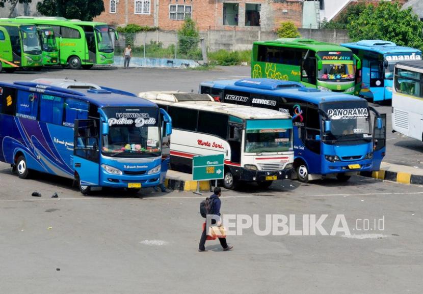 Calon penumpang berjalan menuju bus yang akan dinaikinya di Terminal Induk Rajabasa Bandar Lampung, Lampung. Menhub Budi Karya Sumadi memperkirakan, puncak arus lalin pada libur panjang terjadi tanggal 27-28 Oktober.