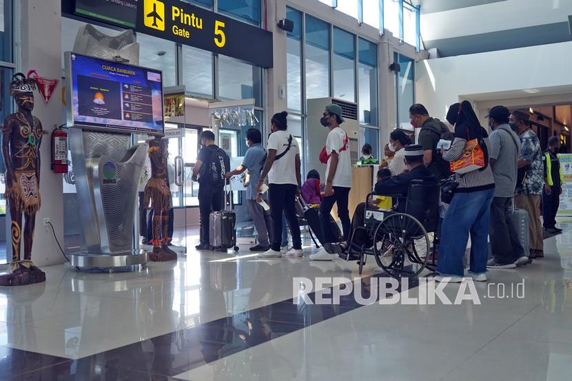 Calon penumpang berjalan menuju pesawat di ruang keberangkatan Bandara Sentani, Jayapura, Papua, Ahad (19/12/2021). Penumpang di Bandara Sentani, Kabupaten Jayapura, Papua, selama Maret 2022 mengalami kenaikan 25 persen dibanding periode yang sama pada 2021.