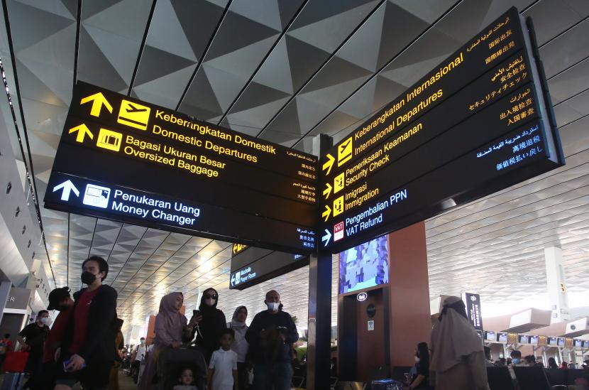 Calon penumpang berjalan untuk lapor diri di selasar Terminal 3 Bandara Soekarno Hatta, Tangerang, Banten. PT Angkasa Pura (Persero) akan menyediakan Stasiun Pengisian Kendaraan Listrik Umum (SPKLU) di Bandara Soekarno-Hatta. Hal tersebut dilakukan untuk mendukung dan mendorong penggunaan kendaraan listrik di dalam negeri. 