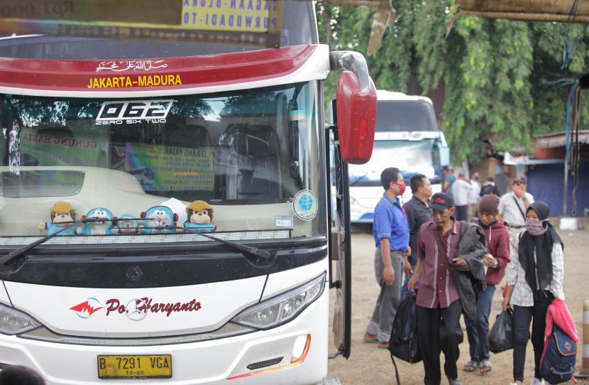 Calon penumpang bersiap menaiki bus AKAP untuk pulang kampung di terminal bayangan Pondok Pinang, Jakarta Selatan.