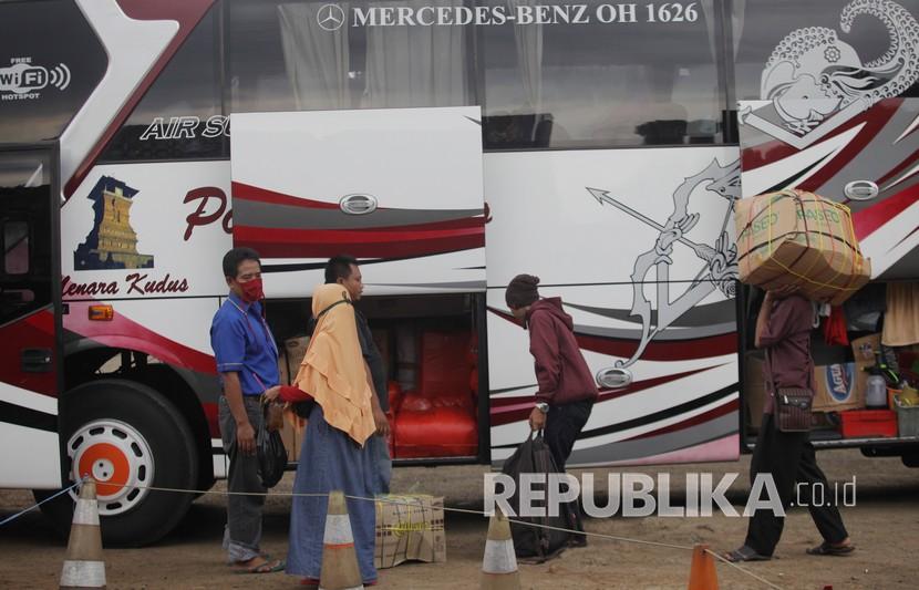 Calon penumpang bersiap menaiki bus AKAP di terminal bayangan Pondok Pinang, Jakarta, Jumat (3/4/2020). Pemerintah mengimbau masyarakat untuk menunda mudik atau pulang kampung pada Lebaran mendatang sebagai salah satu langkah membatasi penyebaran wabah COVID-19.