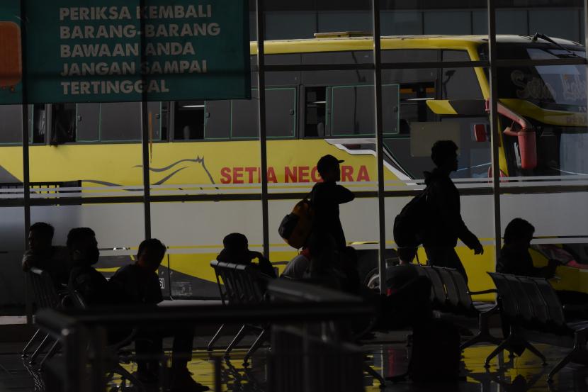 Calon penumpang bersiap menaiki bus Antar Kota Antar Provinsi di Terminal Pulo Gebang, Jakarta.. Kementerian Perhubungan mengimbau agar warga membatalkan niatnya pulang kampung, untuk mencegah penyebaran Covid-19.