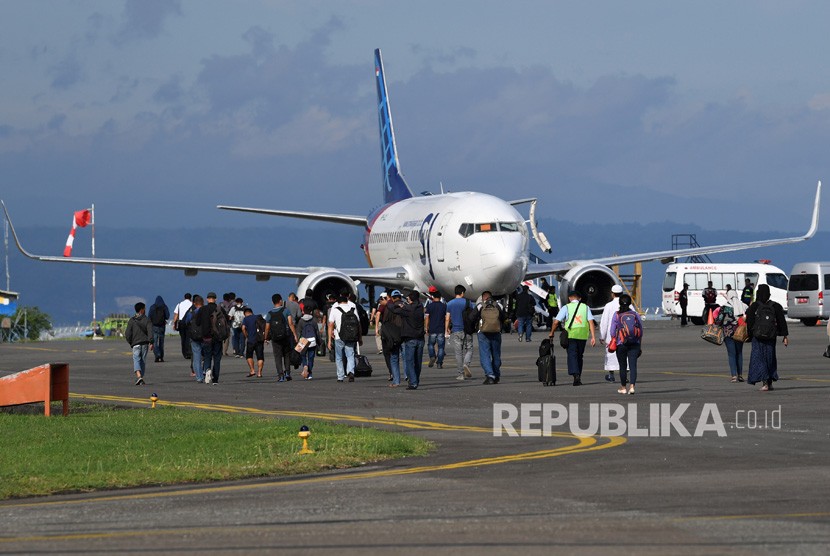 Calon penumpang bersiap menaiki pesawat terbang komersial di Bandara Syukuran Aminuddin Amir. Banggai, Sulawesi Tengah.