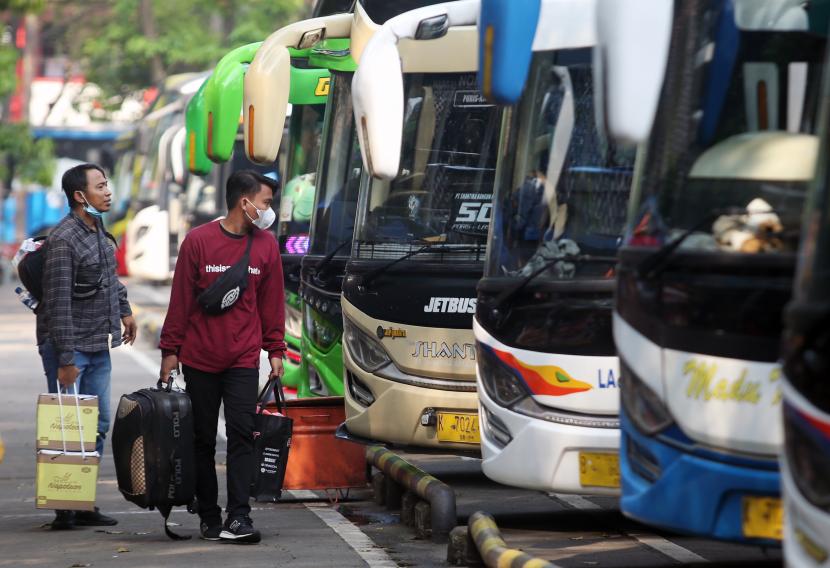 Calon penumpang bersiap naik ke dalam bus untuk menuju kampung halamannya di Terminal Poris Plawad, Tangerang, Banten, Selasa (12/4/2022). Direktur Jenderal Perhubungan Darat Kementerian Perhubungan (Kemenhub) Budi Setiyadi menyampaikan bahwa kuota mudik gratis Lebaran 2022 akan ditambah. 