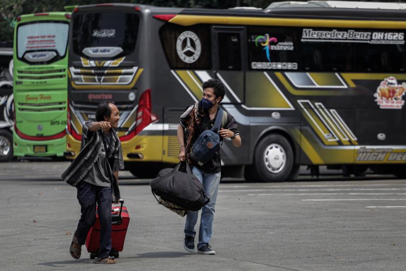 Calon penumpang bus berjalan di Terminal Poris Plawad, Kota Tangerang, Banten, Senin (18/4/2022). Memasuki minggu ketiga bulan Ramadhan, terminal tersebut terpantau mulai ramai pemudik.