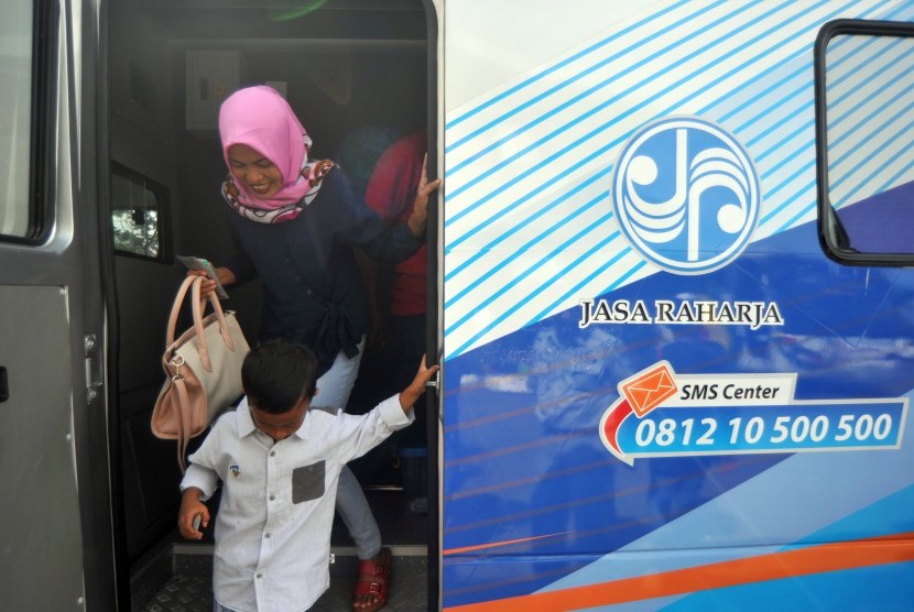 Calon penumpang bus memeriksakan kondisi kesehatannya sebelum kembali ke rantau, di mobil Jasa Raharja, di Padang, Sumatera Barat. PT Jasa Raharja Cabang Sumatera Barat (Sumbar) menyiapkan mobil keselamatan lalu lintas gratis yang diperuntukkan bagi masyarakat terutama pemudik selama musim mudik Lebaran 1444 hijriah.