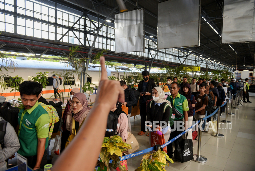 Calon penumpang dilakukan pengecekan tiket sebelum menaiki kereta Jayabaya jurusan Malang-Surabaya di Stasiun Pasar Senen, Jakarta, Kamis (21/12/2023). 