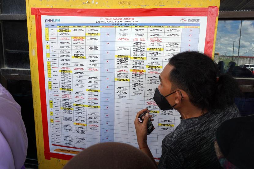 Calon penumpang kapal laut melihat jadwal kapal sebelum membeli tiket di depan kantor Pelni Cabang Sorong di Kota Sorong, Papua Barat, Senin (18/4/2022). Pelni memastikan akan melakukan penyesuaian rute dan operasional kapal untuk angkutan mudik Lebaran 2022.