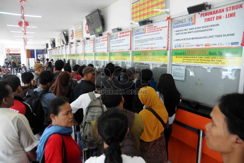 Calon penumpang kereta antre di loket penjualan tiket Kereta di Stasiun Senen, Jakarta, Selasa (1/9).    (Republika/Agung Supriyanto)