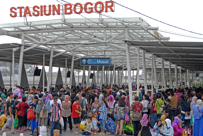 Calon penumpang kereta api Commuter Line antre masuk stasiun Besar Bogor, di Kota Bogor, Jabar, Ahad (19/7).   (Antara/Jafkhairi)