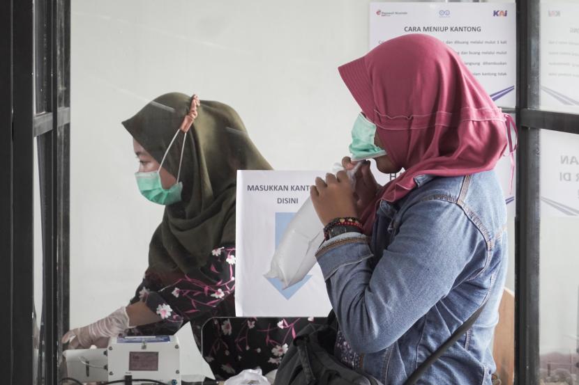 Tes PCR dan Rapid Antigen KA Jarak Jauh Hanya Berlaku 24 Jam. Calon penumpang Kereta Api (KA) melakukan tes deteksi COVID-19 dengan metode GeNose C19, di Stasiun KA Purwokerto, Banyumas, Jateng, Ahad (28/2/2021). PT. KAI telah menyediakan layanan pemeriksaan GeNose C19 di 12 stasiun, yaitu di Stasiun Pasar Senen, Gambir, Bandung, Cirebon, Semarang Tawang, Yogyakarta, Solo Balapan, Surabaya Pasar Turi, Surabaya Gubeng, Malang, Madiun dan Purwokerto, dengan tarif Rp20.000 per test. 