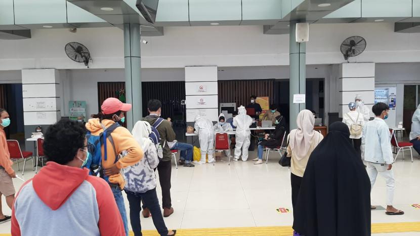 [Ilustrasi] Calon penumpang kereta api (KA) mengantre untuk menjalani rapid test antigen di Stasiun Pasar Senen, Jakarta Pusat.