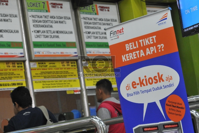 Calon penumpang kereta api melakukan pembelian tiket di mesin e-kiosk di Stasiun Gambir, Jakarta, Senin (13/4). (Republika/Edwin Dwi Putranto)