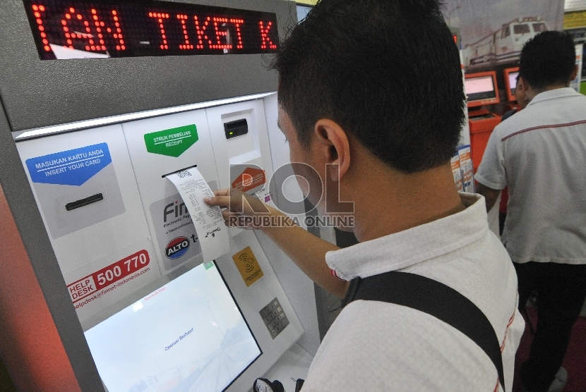 Calon penumpang kereta api melakukan pembelian tiket di mesin e-kiosk di Stasiun Gambir, Jakarta, Senin (13/4). (Republika/Edwin Dwi Putranto)