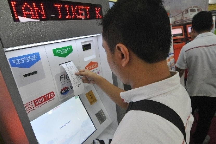 Calon penumpang kereta api melakukan pembelian tiket di mesin e-kiosk di Stasiun Gambir, Jakarta, Senin (13/4).