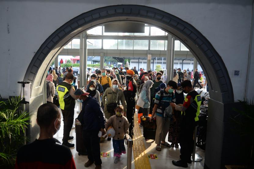 Calon penumpang kereta Api mengantre saat jadwal keberangkatan di Stasiun Pasar Senen, Jakarta, Sabtu (23/4/2022). Polisi menyiagakan personelnya selama 24 jam untuk cegah tindak kejahatan di stasiun.
