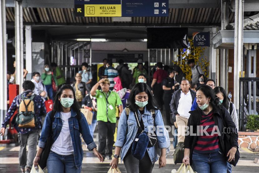  Calon penumpang kereta api mengenakan masker di Stasiun Bandung, Kota Bandung, Ahad (15/3).(Republika/Abdan Syakura)