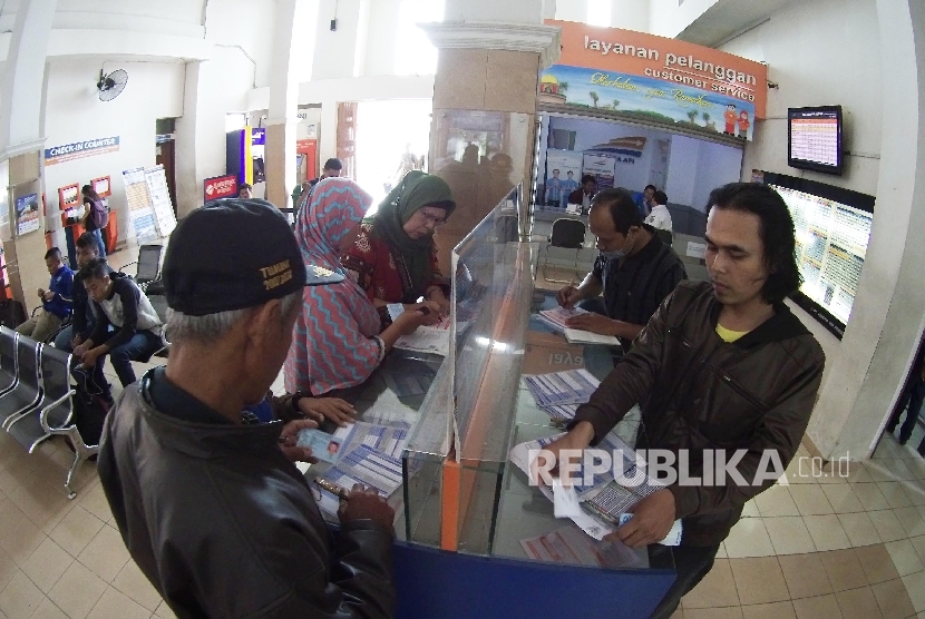 Calon penumpang kereta api mengisi formulir pemesanan tiket kereta api, di Stasiun Kiaracondong, Kota Bandung, Rabu (22/6). (Republika/Edi Yusuf)