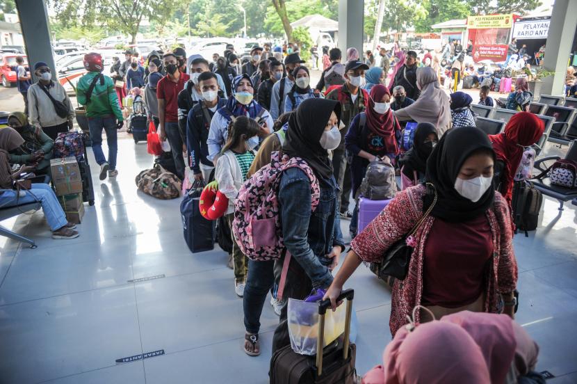 Calon penumpang kereta api Pasundan tujuan Surabaya antre untuk memasuki gerbong di Stasiun Kiaracondong, Bandung, Jawa Barat, Kamis (28/4/2022). Penumpang kereta api diimbau jangan terlalu lama menunggu di stasiun.