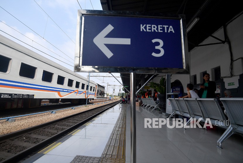 Calon penumpang kereta Matarmaja tujuan Malang, Jawa Timur, menunggu kedatangan kereta di Stasiun Senen, Jakarta, Senin (4/6). PT Kereta Api Indonesia (Persero) atau KAI kembali menambah perjalanan kereta api (KA).