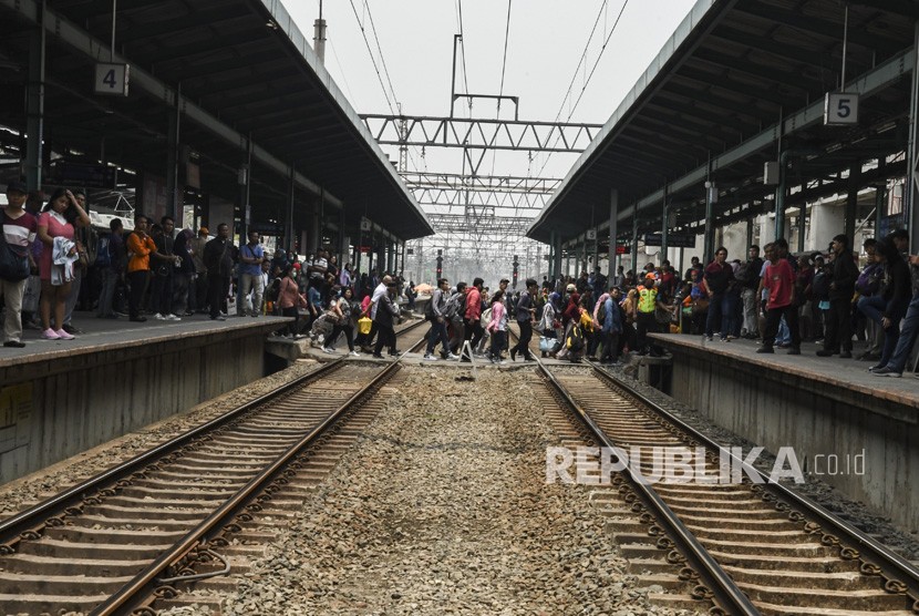 Calon penumpang KRL Jabodetabek berjalan di Stasiun Manggarai, Jakarta, Rabu (9/10/2019). 