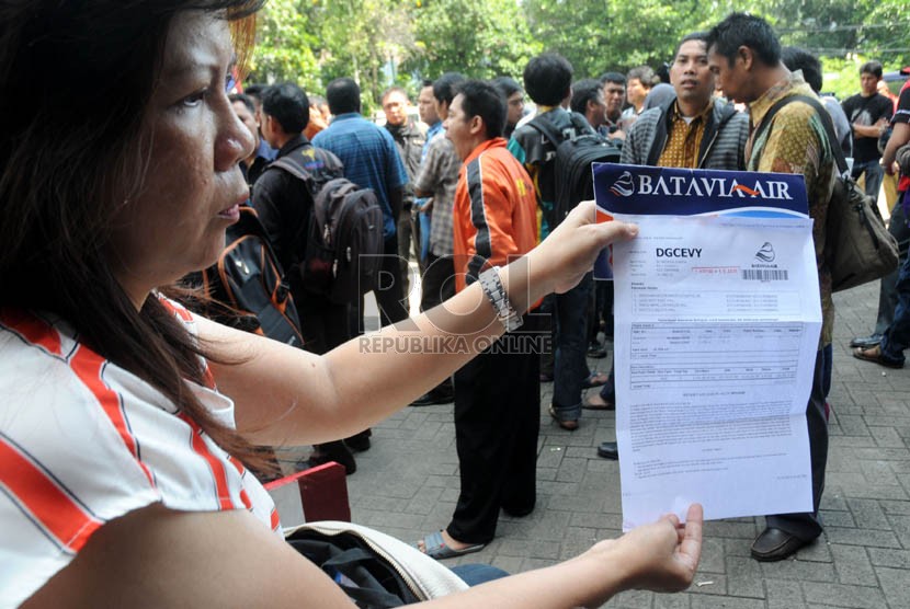   Calon penumpang maskapai Batavia Air menunggu kepastian pengembalian tiket di kantor pusat maskapai tersebut di Jalan Angkasa, Kemayoran, Jakarta,Kamis (31/1).  (Republika/Aditya Pradana Putra)