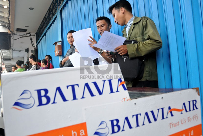 Calon penumpang maskapai Batavia Air menunggu kepastian pengembalian tiket di kantor pusat maskapai tersebut di Jalan Angkasa, Kemayoran, Jakarta, Kamis (31/1).   (Republika/Aditya Pradana Putra)