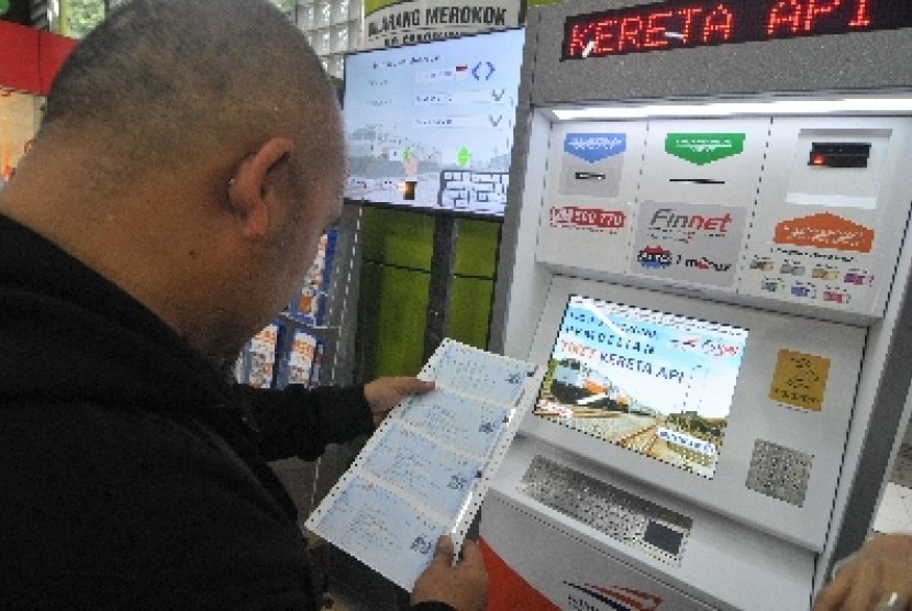 Calon penumpang melakukan pembelian dan pencetakan tiket di mesin e-kiosk di Stasiun Gambir, Jakarta, Senin (13/4).