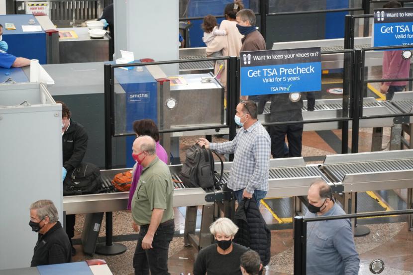 Calon penumpang melewati pemeriksaan x-ray di Denver International Airport, Denver, Amerika Serikat, Selasa (23/11).