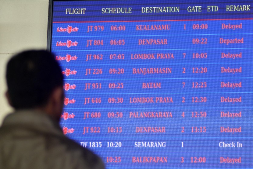 Calon penumpang melihat gambar papan pemberitahuan pemberangkatan di Terminal I Bandara Internasional Juanda Surabaya di Sidoarjo, Jawa Timur, Rabu (10/5)