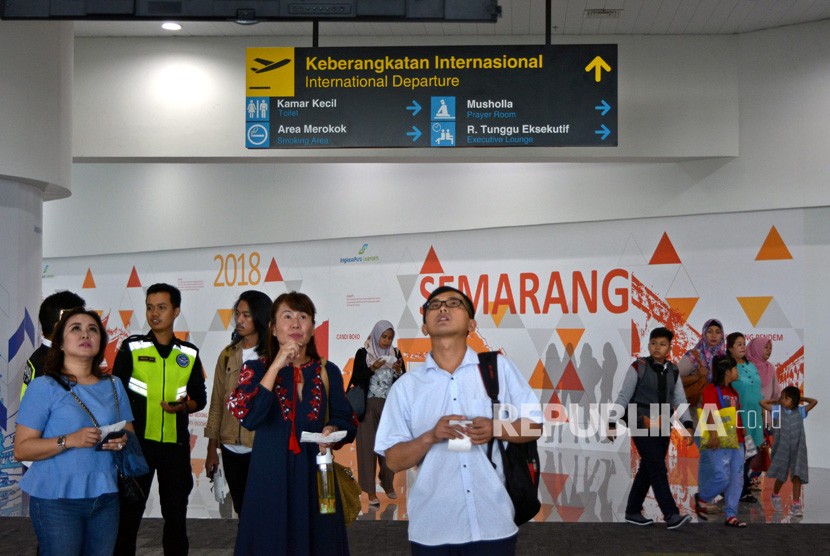 Calon penumpang melihat jadwal keberangkatan pesawat di Bandara Internasional Ahmad Yani Semarang, Jawa Tengah (ilustrasi). PT Angkasa Pura I (Persero) melalui Kantor Cabang Bandara Jenderal Ahmad Yani melanjutkan bantuan yang selama pandemi ini sudah bergulir.
