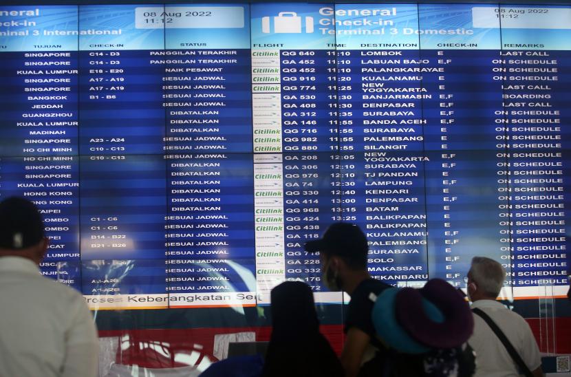 Calon penumpang melihat jadwal penerbangan lewat layar elektronik di Terminal 3 Bandara Soekarno Hatta, Tangerang, Banten, Senin (8/8/2022). Presiden Joko Widodo (Jokowi) meminta Menteri Perhubungan Budi Karya Sumadi agar berhati-hati dalam menambah slot penerbangan. 