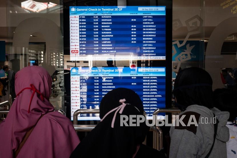 Calon penumpang melihat jadwal penerbangan pesawat di Terminal 2 Bandara Soekarno Hatta, Tangerang, Banten, Rabu (9/9/2020). PT Angkasa Pura II (Persero) mencatat terdapat peningkatan lalu lintas angkutan udara di Bandara Soekarno Hatta dengan jumlah penerbangan pada Agustus 2020 naik 17 persen dibandingkan Juli 2020 menjadi 14,393, jumlah pergerakan penumpang naik 36 persen menjadi 1,22 juta orang dan volume angkutan kargo stabil di 38,8 juta kg.