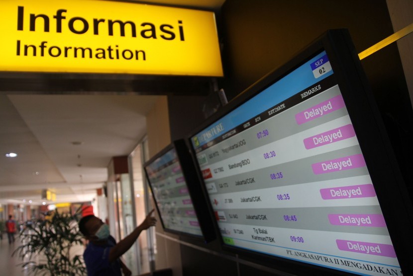 Calon penumpang melihat monitor informasi yang menunjukkan sejumlah penerbangan yang ditunda (Delayed) di Bandara Sultan Syarif Kasim II Pekanbaru, Riau, Rabu (2/9). 