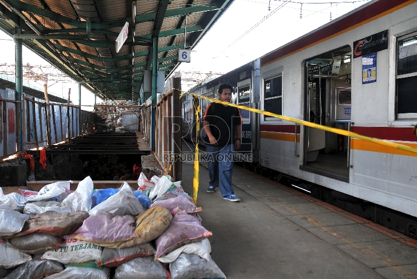 calon penumpang melintasi proyek pembangunan terowongan bawah tanah di Stasiun Kereta Api Manggarai, Jakarta Selatan, Senin (20/4). (Republika/Rakhmawaty La'lang)