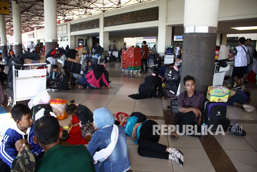 Calon penumpang memadati Bandara Internasional Juanda, Sidoarjo, Jawa Timur, Jumat (29/6). 