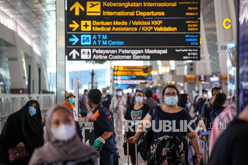 Calon penumpang memadati Terminal 3 Bandara Soekarno Hatta, Tangerang, Banten, Selasa (10/11/2020). Imbas kepadatan massa dalam penyambut kepulangan Habib Rizieq Shihab kemarin (Selasa, 10/11/2020) di Bandara Soekarno-Hatta berdampak kepada keterlambatan sejumlah penerbangan. 