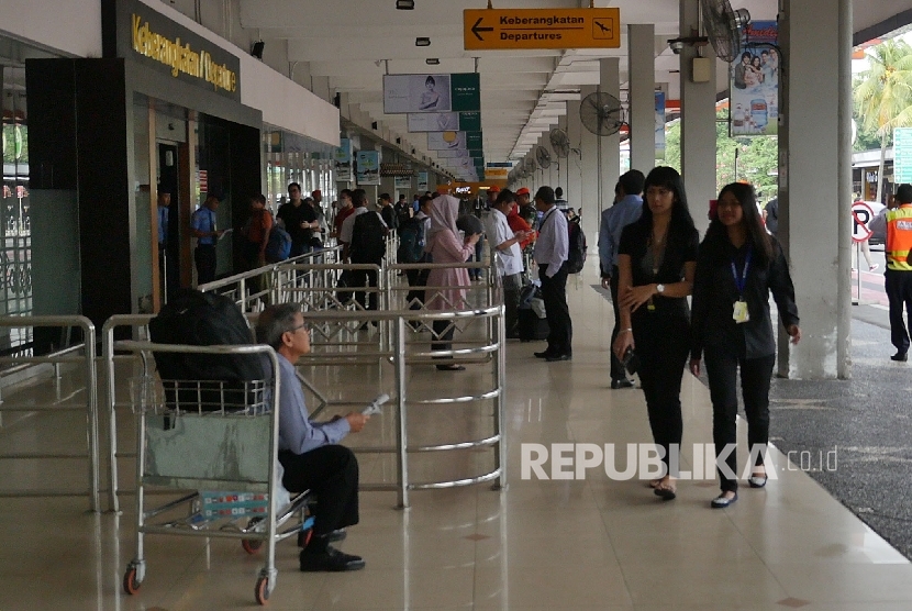 Tingkatkan Keselamatan, Bandara Halim akan Direvitalisasi. Foto:   Calon penumpang memasuki pintu keberangkatan di Bandara Halim Perdanakusuma, Jakarta (ilustrasi).