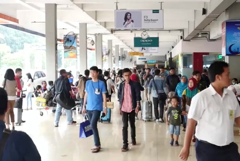 Calon penumpang memasuki Terminal Keberangkatan Bandara Halim Perdanakusuma, Jakarta, Kamis (22/6). 