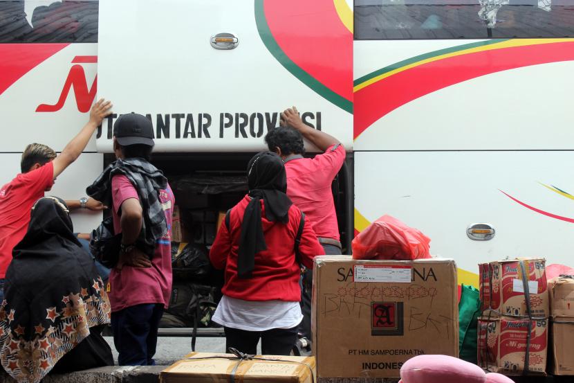 Calon penumpang memasukkan barang bawaan ke bagasi bus di Terminal Bus Kalideres, Jakarta, Kamis (7/7/2022).(Ilustrasi)