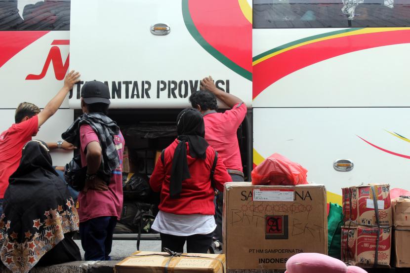 Calon penumpang memasukkan barang bawaan ke bagasi bus di Terminal Bus Kalideres, Jakarta, saat momen mudik pada Kamis (7/7/2022). Deputy Director Institute for Development of Economics and Finance (Indef) Eko Listiyanto memproyeksikan pertumbuhan ekonomi kuartal II 2022 bisa mencapai 5,5 persen secara year on year (yoy).