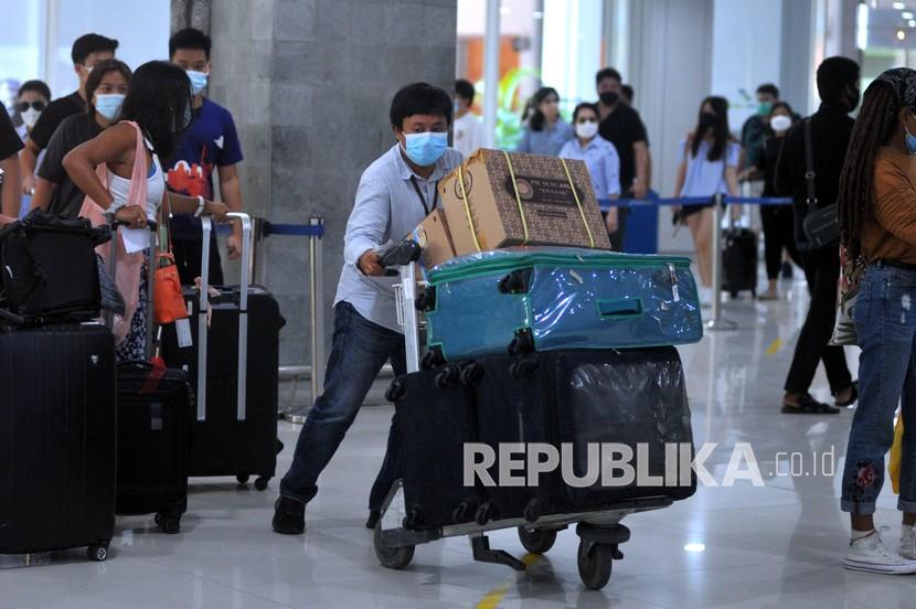 Calon penumpang membawa barang bawaan di Terminal Domestik Bandara Internasional I Gusti Ngurah Rai, Badung, Bali, Selasa (18/5/2021). 