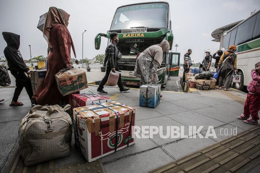 Calon penumpang membawa barang bawaannya di Terminal Terpadu Pulo Gebang, Jakarta, Jumat (30/4). Pemerintah memberlakukan masa pengetatan jelang larangan mudik 2021 yang dilakukan mulai 22 April-5 Mei dan 18-24 Mei 2021. Di masa pengetatan ini tercatat 200-300 lebih bus berangkat dan datang di Terminal Pulo Gebang.