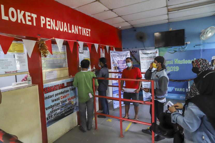 Calon penumpang membawa kelengkapan dokumen perjalanan saat melakukan pemesanan tiket di loket pejualan tiket Pelni (ilustrasi).