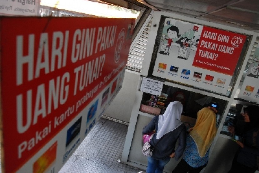 Calon penumpang membeli kartu E-Ticketing di halte Harmoni, Jakarta Pusat