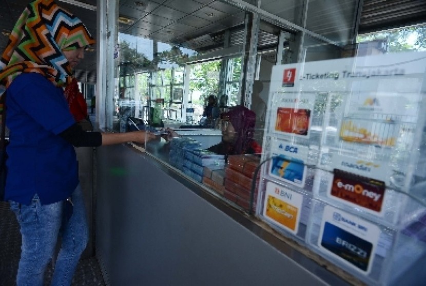 Calon penumpang membeli kartu uang elektrik di Halte Transjakarta Manggarai, Jakarta Selatan, Ahad (22/2).